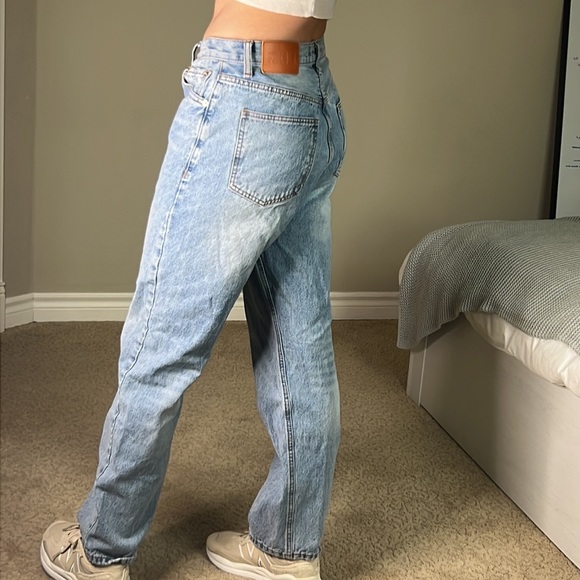 ASYMMETRIC STRAIGHT LEG JEAN LIGHT WASH DENIM - Picture 4 of 4